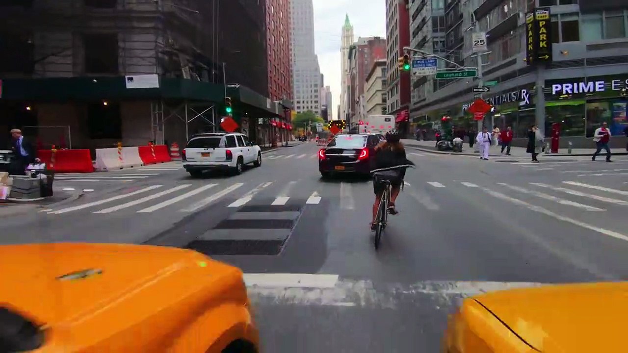 Cette fille à vélo roule à toute vitesse dans le trafic