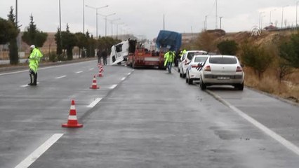 Elazığ'da Tır Park Halindeki Tıra Çarptı: 1 Yaralı
