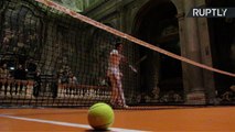 ミラノの美しい教会内で、テニス！