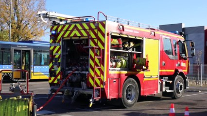 Exercie de désincarcération des pompiers dans un bus