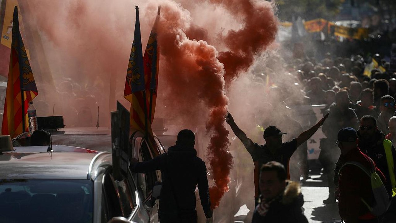 Taxi drivers protest against Uber and Cabify