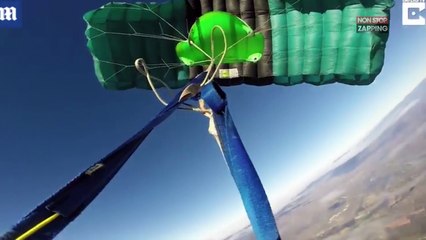 Un homme frôle la mort en sautant en parachute (vidéo)