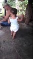 Cette fillette de 2 ans danse avec le déhanché d'une pro !