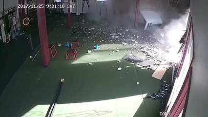 Une voiture rentre dans un Gymnase vide par le mur !!