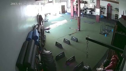 Cette voiture défonce le mur et rentre dans la salle de spot !!