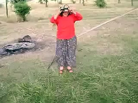 komik teyze salıncaktan düşüyor