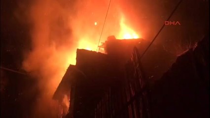 Fatih'te 3 Katlı Ahşap Binada Yangın