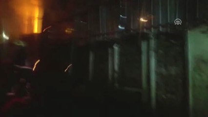 Fatih'te Ahşap Binada Yangın