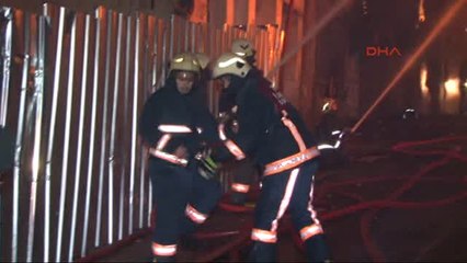 Fatih'te 3 Katlı Ahşap Binada Yangın