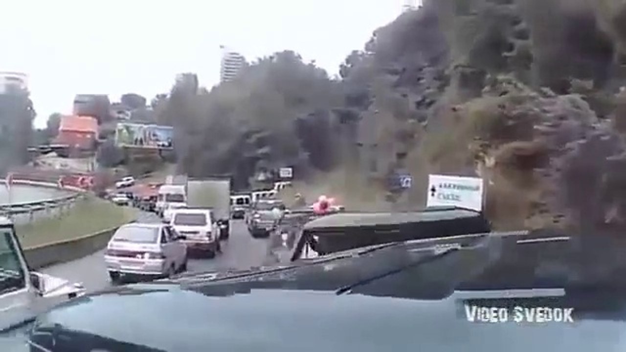 Ce camion sans frein arrache tout sur son passage en pleine descente sur l'autoroute