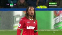 Renato Sanches a passar a bola para... um placard de publicidade??