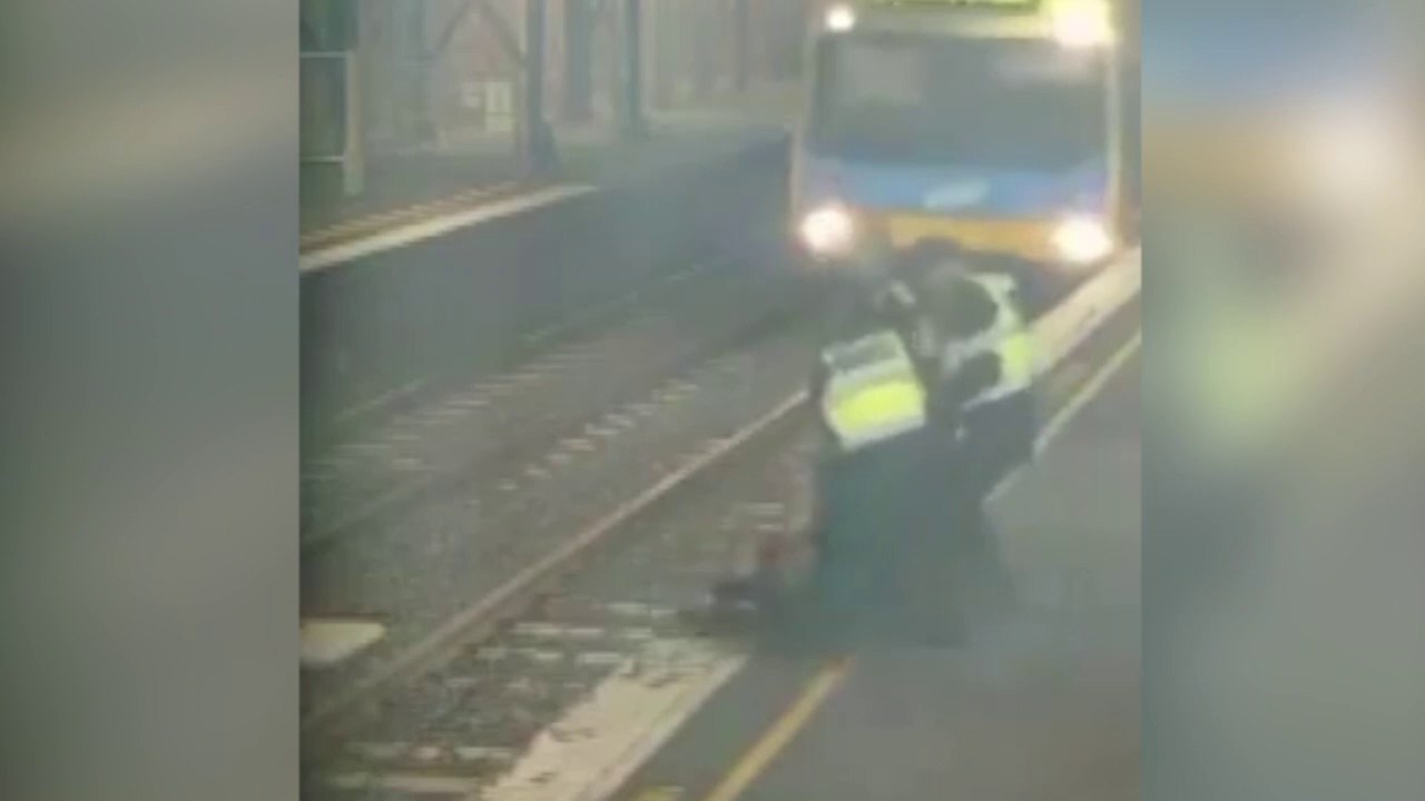 Cette femme est sauvée in extremis avant le passage d'un train