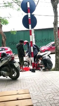 Ấm lòng cô gái trẻ tốt bụng tặng áo ấm cho cậu bé đánh giày xa lạ mùa rét