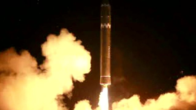 北, 화성-15형 발사 사진 공개...軍 신형 미사일 / YTN