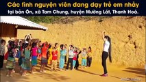 Các tình nguyện viên đang dạy trẻ em nhảy tại bản Ón, xã Tam Chung, huyện Mường Lát, Thanh Hoá.