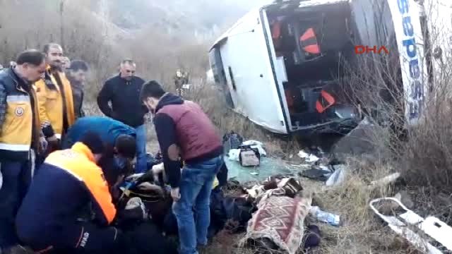 Erzincan da Yolcu Otobüsü Şarampole Yuvarlandı 25 Yaralı