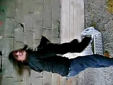 Chouchou et Loulou étandent le linge.