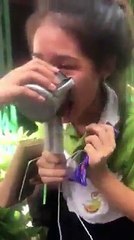 Hài hước nữ sinh bị dính lưỡi vào que kem