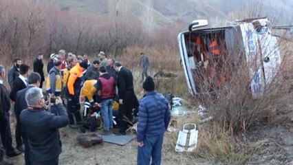 Erzincan'da Otobüs Şarampole Yuvarlandı: 1 Ölü, 25 Yaralı