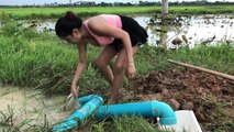 Smart Girl Using Amazing PVC Plastic Pipes Deep Holes Fishing Trap Catch A lot of Fishes