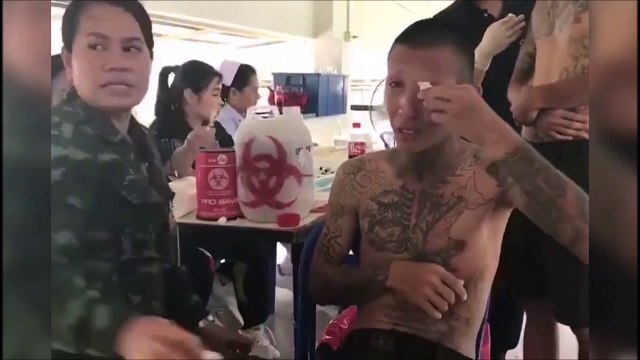 Ce gros dur tatoué a très peur des piqûres...