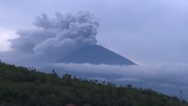 Malgré la menace du volcan à Bali, l'aéroport rouvre