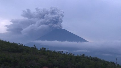 Malgré la menace du volcan à Bali, l'aéroport rouvre