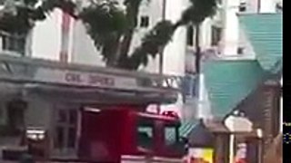 【新加坡】发生什么事喔？整个人吊在外面！！！（消防员好棒！）