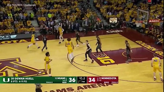 En NCAA, Amir Coffey prend le rebond offensif et marque... en étant assis dans la raquette