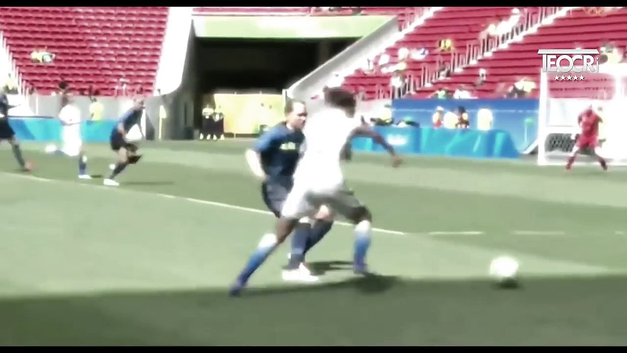 5 Times Lionel Messi Destroyed Cristiano Ronaldo - When Ronaldo Felt Humiliated - YouTube_2
