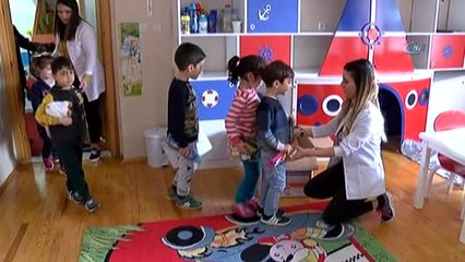 Minikler Hakkari'deki Arkadaşlarına Kırtasiye Malzemesi Gönderdi