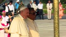 Papa Francisco chega a Bangladesh