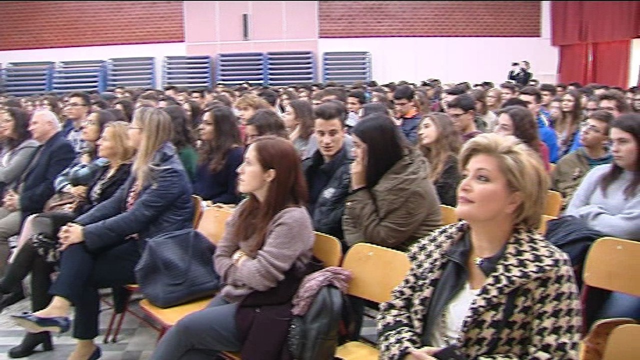Όχι στη βία κατά των γυναικών από το 3ο Λύκειο...