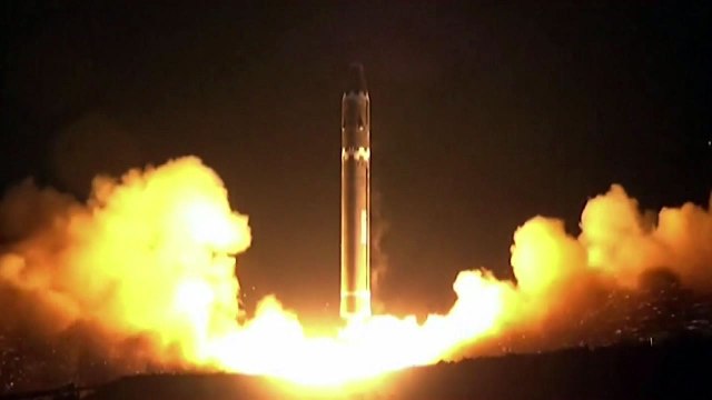 북, 화성-15형 공개... 역사적인 날 선전전 / YTN