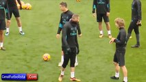 Cristiano Ronaldo molesto al ser mareado en el rondo del Real Madrid