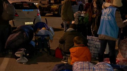 Yunanistan adalardaki sığınmacıları taşıyor