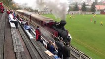 Un match de football est perturbé par le passage d'un train DANS le stade !