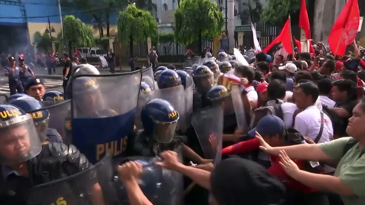 Protesters burn effigy of Duterte and Trump