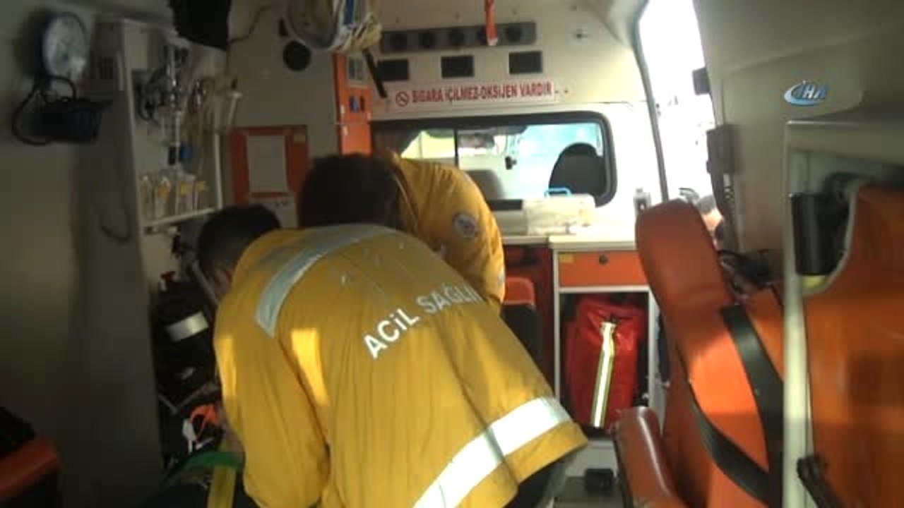 Genç Kıza Çarpmamak İçin Direksiyonu Kırınca Düşüp Yaralandı