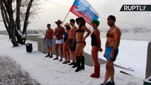 Corredores medio desnudos practican a 24 grados bajo cero