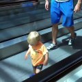 Ce gamin marche à l'infini... à l'inverse de cet escalator plat !