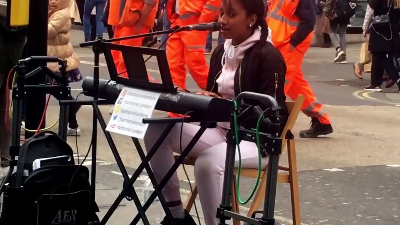 A 13 ans elle chante du Beyonce dans la rue comme une déesse !! Halo