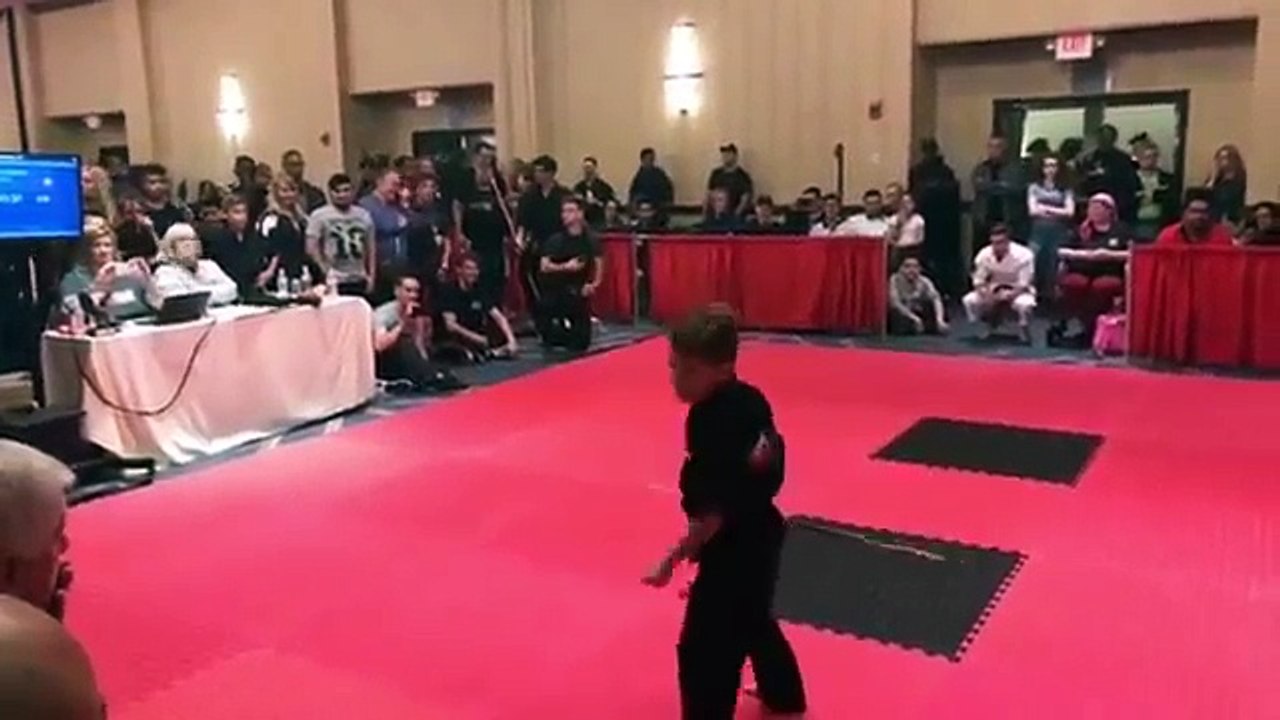 Savino 8 ans fait une démo de sport karaté avec un bâton