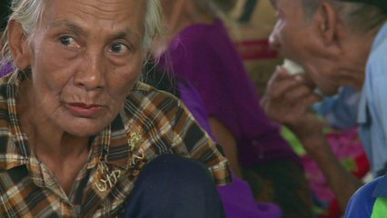 Struggle to coax many to leave Bali volcano danger zone