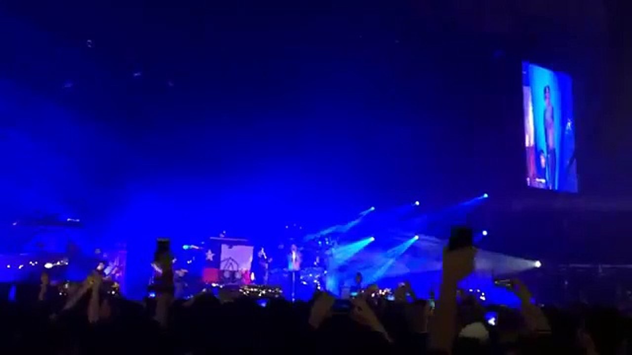 Linkin Park One More Light (Live Debut in Santiago, Chile)