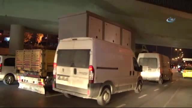 Esenler'de Bir Tır Üst Geçide Takıldı