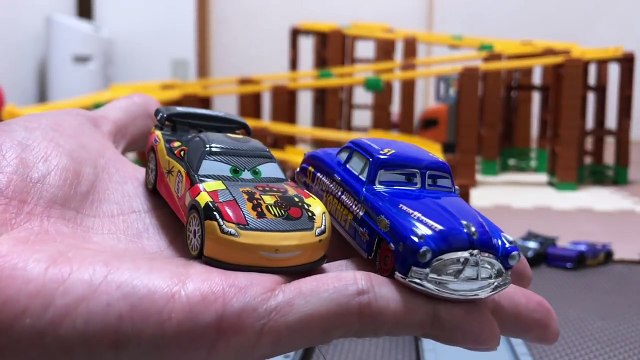 ディズニーカーズ　レアなカーズトミカでカーズたちがレース！