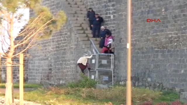 Diyarbakır Sur'da 2 Yıldır Yasaklı Olan Bölgeyi Görmek ve Selfie Çektirmek İçin Engel Tanımıyorlar