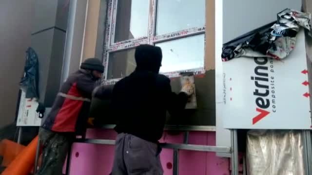 Soğuk Havada Ekmek Mücadelesi... İnşaat İşçileri İnşaat Yanında Ateş Yakarak Çalıştı