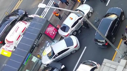 골목길 빠져나오던 승용차, 버스정류장 '쾅' / YTN